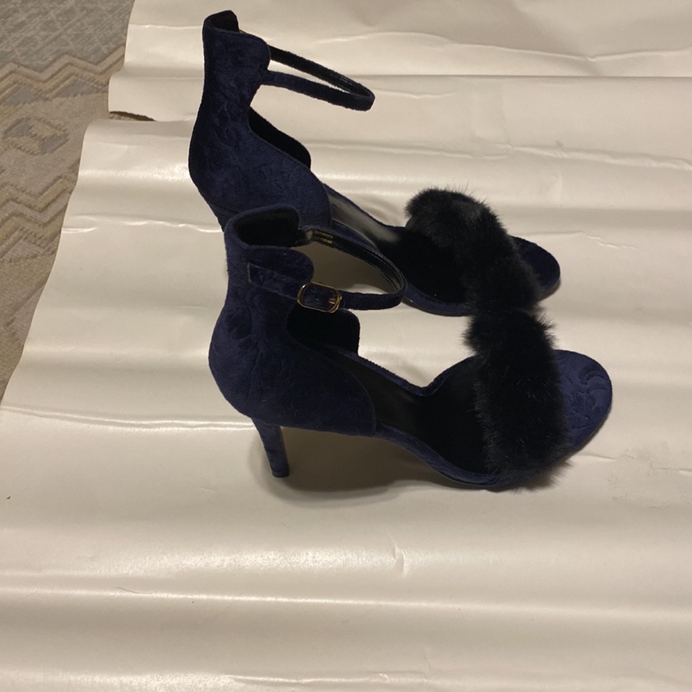 CHARLES & KEITH WOMEN,S BLUE COLOR VELVET FUR HEEL SIZE EUR 38 LIKE NEW